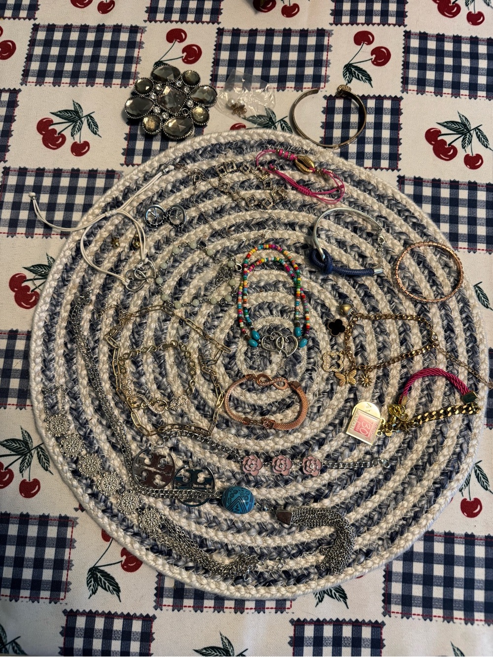 Mixed jewelry lot of over 20 pieces